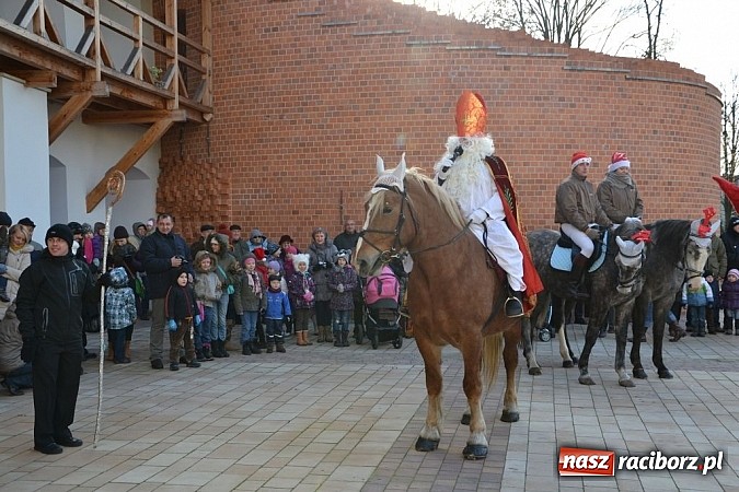 Zdjęcie w galerii na portalu naszraciborz.pl: Starodawnym zwyczajem św. Mikołaj wjechał konno na raciborski zamek wiadomości z regionu