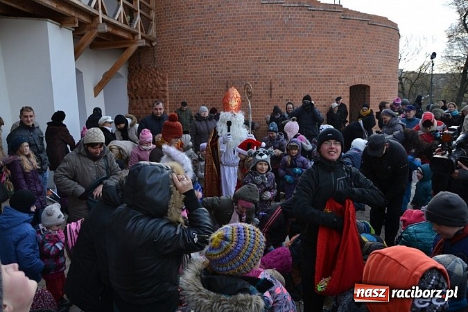 Zdjęcie w galerii na portalu naszraciborz.pl: Starodawnym zwyczajem św. Mikołaj wjechał konno na raciborski zamek wiadomości z regionu
