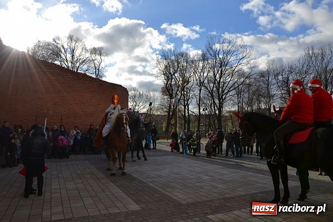 Zdjęcie w galerii na portalu naszraciborz.pl: Starodawnym zwyczajem św. Mikołaj wjechał konno na raciborski zamek wiadomości z regionu