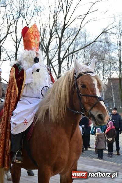 Zdjęcie w galerii na portalu naszraciborz.pl: Starodawnym zwyczajem św. Mikołaj wjechał konno na raciborski zamek wiadomości z regionu