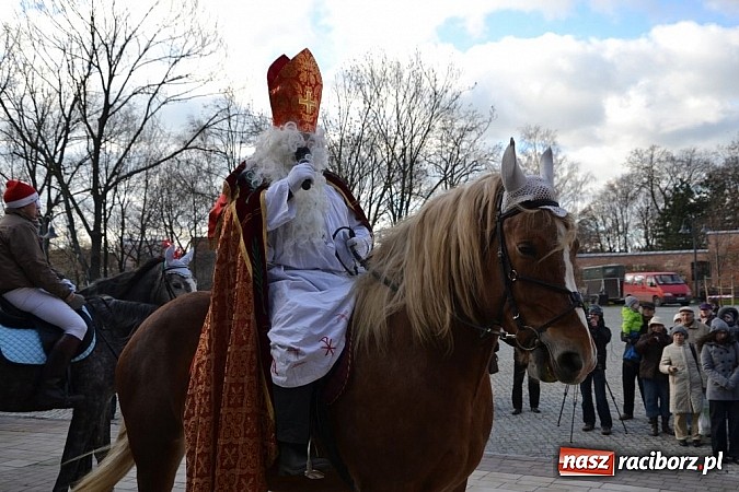 Zdjęcie w galerii na portalu naszraciborz.pl: Starodawnym zwyczajem św. Mikołaj wjechał konno na raciborski zamek wiadomości z regionu