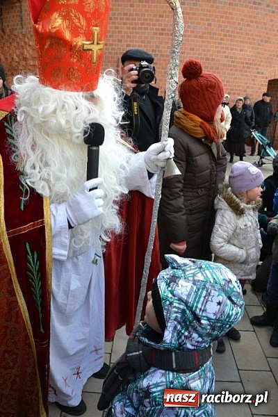Zdjęcie w galerii na portalu naszraciborz.pl: Starodawnym zwyczajem św. Mikołaj wjechał konno na raciborski zamek wiadomości z regionu