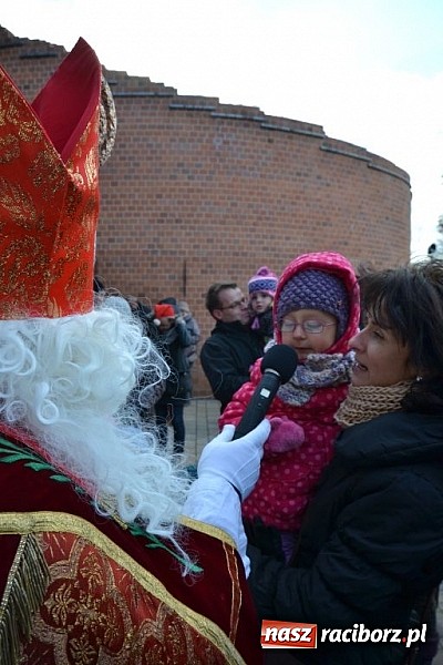 Zdjęcie w galerii na portalu naszraciborz.pl: Starodawnym zwyczajem św. Mikołaj wjechał konno na raciborski zamek wiadomości z regionu