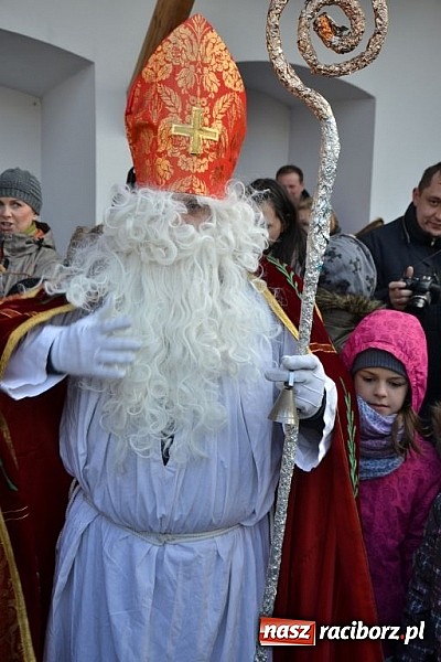 Zdjęcie w galerii na portalu naszraciborz.pl: Starodawnym zwyczajem św. Mikołaj wjechał konno na raciborski zamek wiadomości z regionu