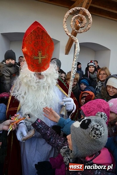 Zdjęcie w galerii na portalu naszraciborz.pl: Starodawnym zwyczajem św. Mikołaj wjechał konno na raciborski zamek wiadomości z regionu