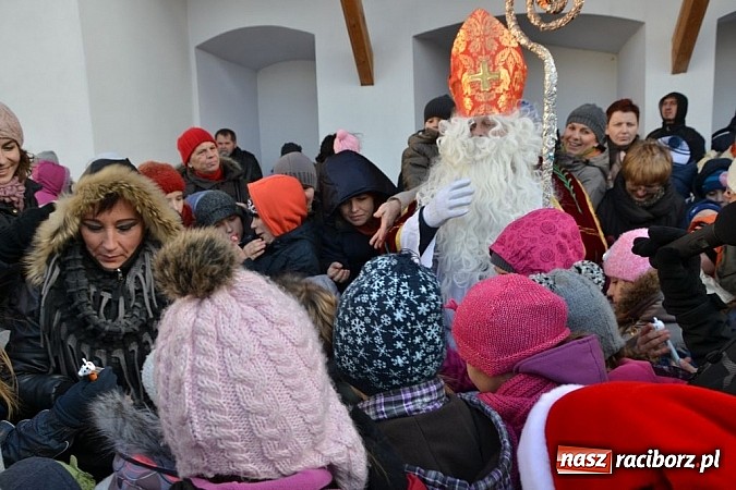 Zdjęcie w galerii na portalu naszraciborz.pl: Starodawnym zwyczajem św. Mikołaj wjechał konno na raciborski zamek wiadomości z regionu