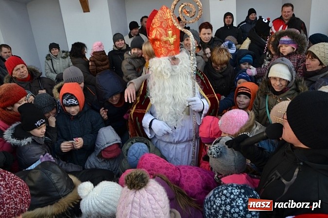 Zdjęcie w galerii na portalu naszraciborz.pl: Starodawnym zwyczajem św. Mikołaj wjechał konno na raciborski zamek wiadomości z regionu