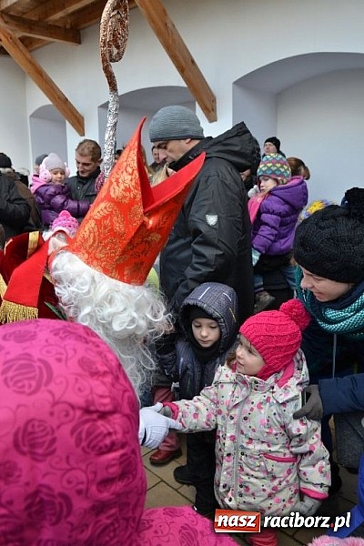 Zdjęcie w galerii na portalu naszraciborz.pl: Starodawnym zwyczajem św. Mikołaj wjechał konno na raciborski zamek wiadomości z regionu