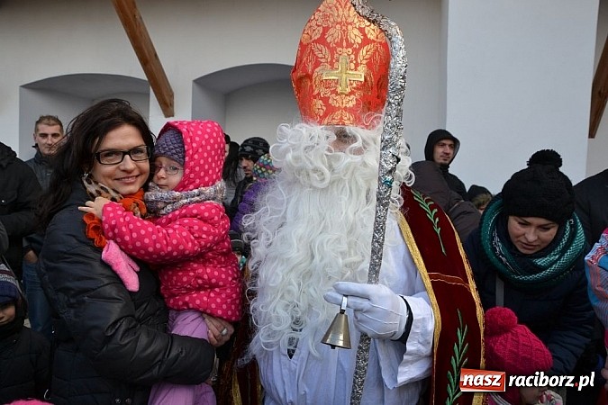 Zdjęcie w galerii na portalu naszraciborz.pl: Starodawnym zwyczajem św. Mikołaj wjechał konno na raciborski zamek wiadomości z regionu