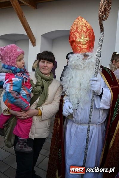 Zdjęcie w galerii na portalu naszraciborz.pl: Starodawnym zwyczajem św. Mikołaj wjechał konno na raciborski zamek wiadomości z regionu