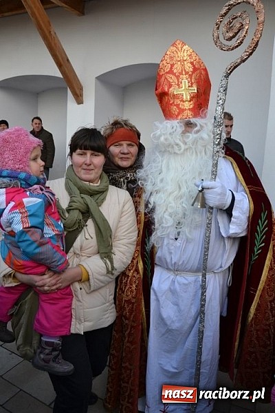 Zdjęcie w galerii na portalu naszraciborz.pl: Starodawnym zwyczajem św. Mikołaj wjechał konno na raciborski zamek wiadomości z regionu