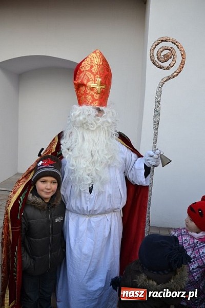 Zdjęcie w galerii na portalu naszraciborz.pl: Starodawnym zwyczajem św. Mikołaj wjechał konno na raciborski zamek wiadomości z regionu