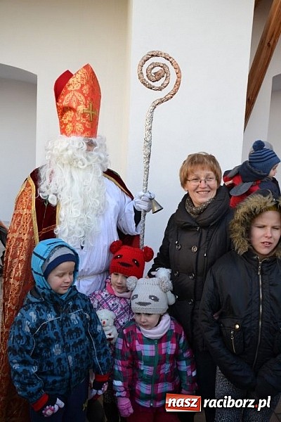 Zdjęcie w galerii na portalu naszraciborz.pl: Starodawnym zwyczajem św. Mikołaj wjechał konno na raciborski zamek wiadomości z regionu