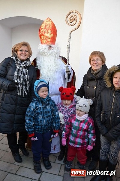 Zdjęcie w galerii na portalu naszraciborz.pl: Starodawnym zwyczajem św. Mikołaj wjechał konno na raciborski zamek wiadomości z regionu