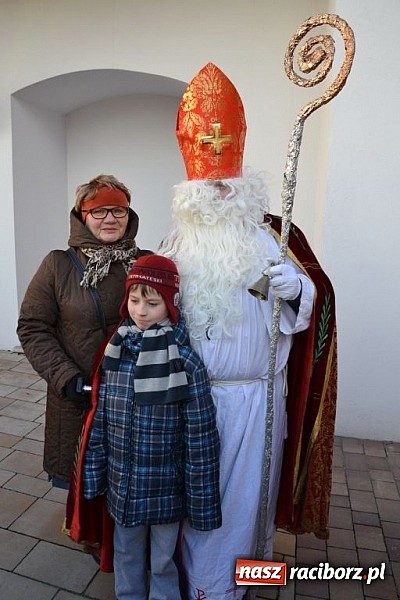 Zdjęcie w galerii na portalu naszraciborz.pl: Starodawnym zwyczajem św. Mikołaj wjechał konno na raciborski zamek wiadomości z regionu