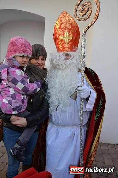 Zdjęcie w galerii na portalu naszraciborz.pl: Starodawnym zwyczajem św. Mikołaj wjechał konno na raciborski zamek wiadomości z regionu