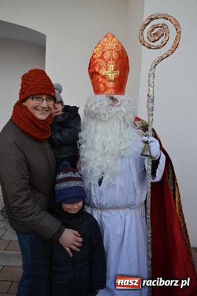 Zdjęcie w galerii na portalu naszraciborz.pl: Starodawnym zwyczajem św. Mikołaj wjechał konno na raciborski zamek wiadomości z regionu