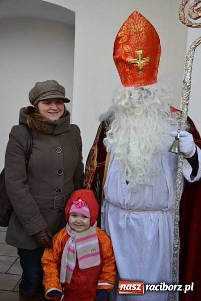 Zdjęcie w galerii na portalu naszraciborz.pl: Starodawnym zwyczajem św. Mikołaj wjechał konno na raciborski zamek wiadomości z regionu