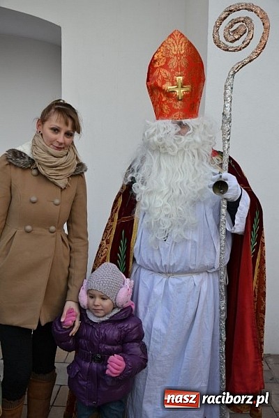Zdjęcie w galerii na portalu naszraciborz.pl: Starodawnym zwyczajem św. Mikołaj wjechał konno na raciborski zamek wiadomości z regionu
