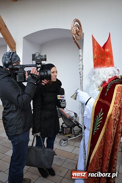Zdjęcie w galerii na portalu naszraciborz.pl: Starodawnym zwyczajem św. Mikołaj wjechał konno na raciborski zamek wiadomości z regionu