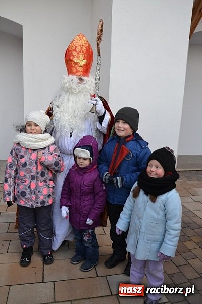 Zdjęcie w galerii na portalu naszraciborz.pl: Starodawnym zwyczajem św. Mikołaj wjechał konno na raciborski zamek wiadomości z regionu