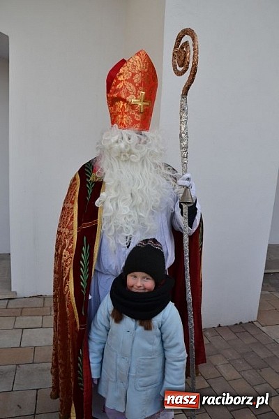 Zdjęcie w galerii na portalu naszraciborz.pl: Starodawnym zwyczajem św. Mikołaj wjechał konno na raciborski zamek wiadomości z regionu