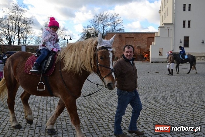 Zdjęcie w galerii na portalu naszraciborz.pl: Starodawnym zwyczajem św. Mikołaj wjechał konno na raciborski zamek wiadomości z regionu