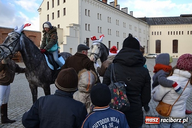 Zdjęcie w galerii na portalu naszraciborz.pl: Starodawnym zwyczajem św. Mikołaj wjechał konno na raciborski zamek wiadomości z regionu