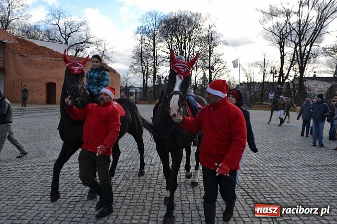 Zdjęcie w galerii na portalu naszraciborz.pl: Starodawnym zwyczajem św. Mikołaj wjechał konno na raciborski zamek wiadomości z regionu