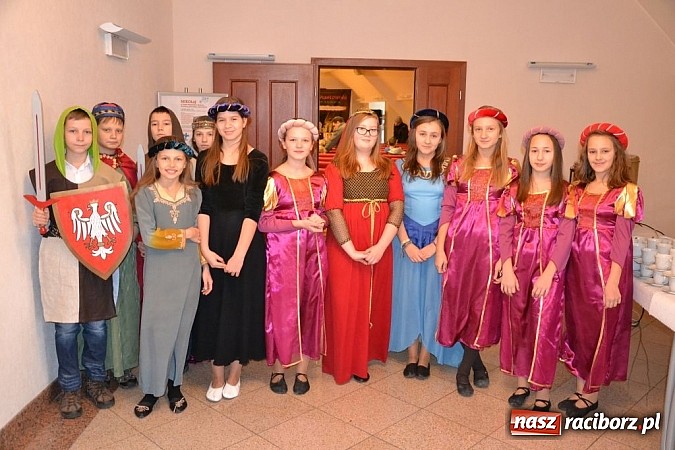 Zdjęcie w galerii na portalu naszraciborz.pl: Starodawnym zwyczajem św. Mikołaj wjechał konno na raciborski zamek wiadomości z regionu