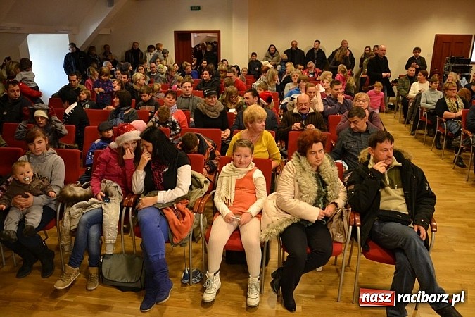 Zdjęcie w galerii na portalu naszraciborz.pl: Starodawnym zwyczajem św. Mikołaj wjechał konno na raciborski zamek wiadomości z regionu