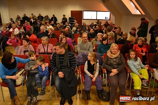 Zdjęcie w galerii na portalu naszraciborz.pl: Starodawnym zwyczajem św. Mikołaj wjechał konno na raciborski zamek wiadomości z regionu