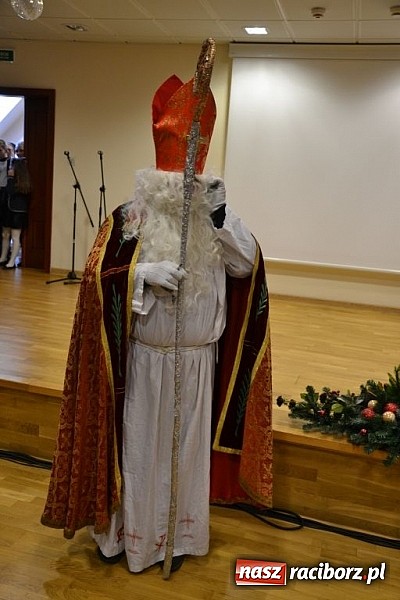 Zdjęcie w galerii na portalu naszraciborz.pl: Starodawnym zwyczajem św. Mikołaj wjechał konno na raciborski zamek wiadomości z regionu