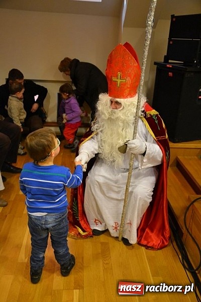 Zdjęcie w galerii na portalu naszraciborz.pl: Starodawnym zwyczajem św. Mikołaj wjechał konno na raciborski zamek wiadomości z regionu