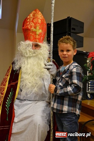 Zdjęcie w galerii na portalu naszraciborz.pl: Starodawnym zwyczajem św. Mikołaj wjechał konno na raciborski zamek wiadomości z regionu