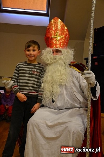 Zdjęcie w galerii na portalu naszraciborz.pl: Starodawnym zwyczajem św. Mikołaj wjechał konno na raciborski zamek wiadomości z regionu