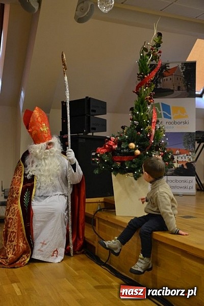 Zdjęcie w galerii na portalu naszraciborz.pl: Starodawnym zwyczajem św. Mikołaj wjechał konno na raciborski zamek wiadomości z regionu