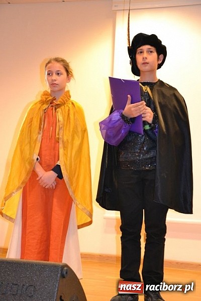 Zdjęcie w galerii na portalu naszraciborz.pl: Starodawnym zwyczajem św. Mikołaj wjechał konno na raciborski zamek wiadomości z regionu