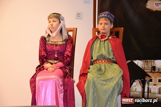 Zdjęcie w galerii na portalu naszraciborz.pl: Starodawnym zwyczajem św. Mikołaj wjechał konno na raciborski zamek wiadomości z regionu