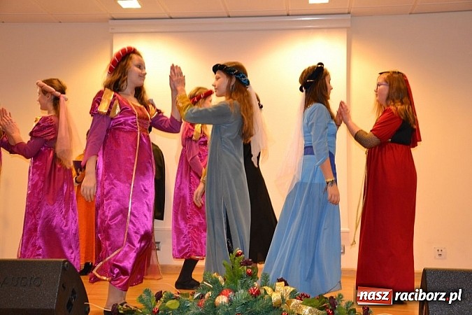 Zdjęcie w galerii na portalu naszraciborz.pl: Starodawnym zwyczajem św. Mikołaj wjechał konno na raciborski zamek wiadomości z regionu