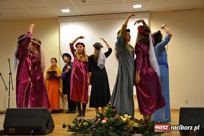 Zdjęcie w galerii na portalu naszraciborz.pl: Starodawnym zwyczajem św. Mikołaj wjechał konno na raciborski zamek wiadomości z regionu