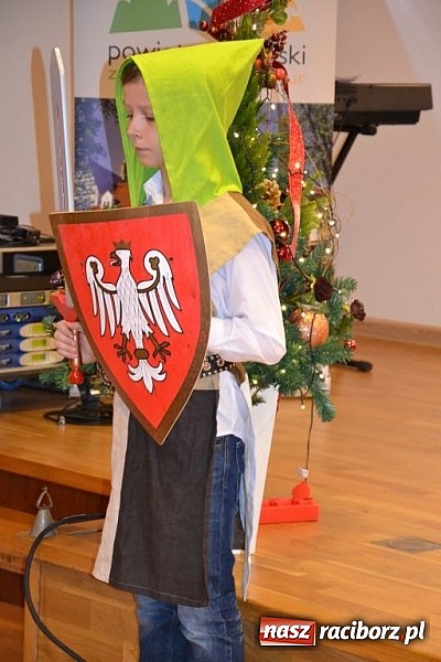 Zdjęcie w galerii na portalu naszraciborz.pl: Starodawnym zwyczajem św. Mikołaj wjechał konno na raciborski zamek wiadomości z regionu