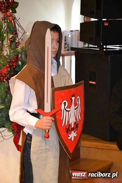 Zdjęcie w galerii na portalu naszraciborz.pl: Starodawnym zwyczajem św. Mikołaj wjechał konno na raciborski zamek wiadomości z regionu