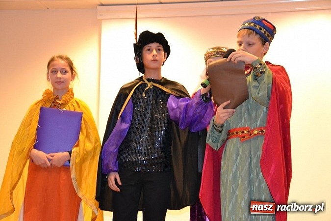 Zdjęcie w galerii na portalu naszraciborz.pl: Starodawnym zwyczajem św. Mikołaj wjechał konno na raciborski zamek wiadomości z regionu