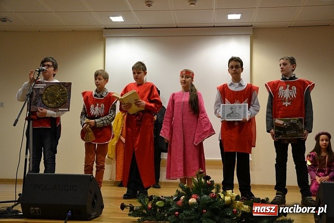 Zdjęcie w galerii na portalu naszraciborz.pl: Starodawnym zwyczajem św. Mikołaj wjechał konno na raciborski zamek wiadomości z regionu