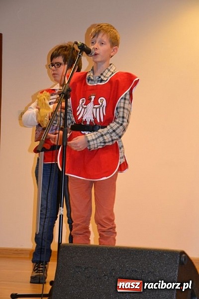 Zdjęcie w galerii na portalu naszraciborz.pl: Starodawnym zwyczajem św. Mikołaj wjechał konno na raciborski zamek wiadomości z regionu