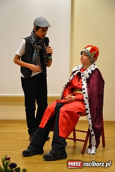 Zdjęcie w galerii na portalu naszraciborz.pl: Starodawnym zwyczajem św. Mikołaj wjechał konno na raciborski zamek wiadomości z regionu