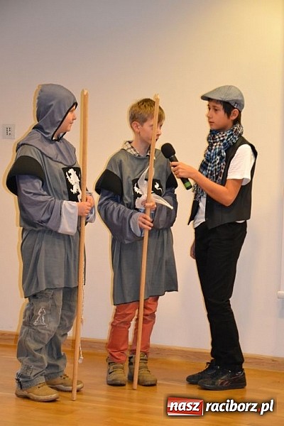 Zdjęcie w galerii na portalu naszraciborz.pl: Starodawnym zwyczajem św. Mikołaj wjechał konno na raciborski zamek wiadomości z regionu