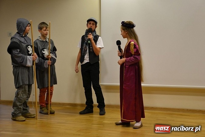 Zdjęcie w galerii na portalu naszraciborz.pl: Starodawnym zwyczajem św. Mikołaj wjechał konno na raciborski zamek wiadomości z regionu