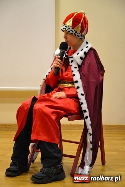 Zdjęcie w galerii na portalu naszraciborz.pl: Starodawnym zwyczajem św. Mikołaj wjechał konno na raciborski zamek wiadomości z regionu